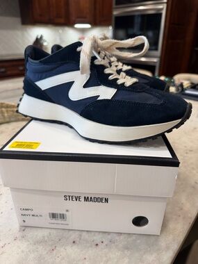 Steve Madden Navy and White Women’s Campo Sneaker Sz 9